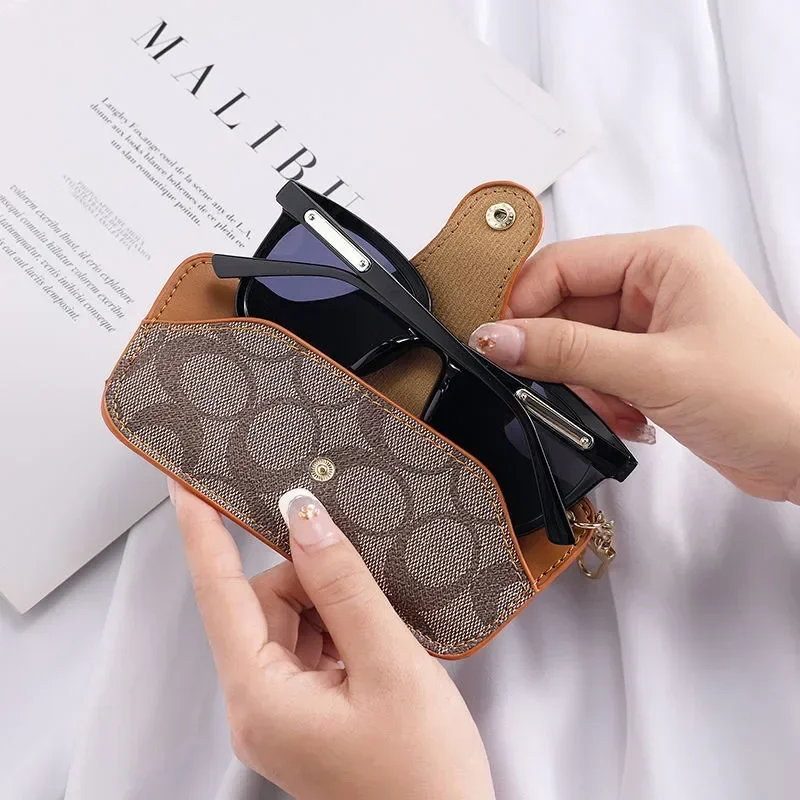 Luxury Bags Consignment - Luxuriöses Vintage-Brillenetui für Damen aus bedrucktem